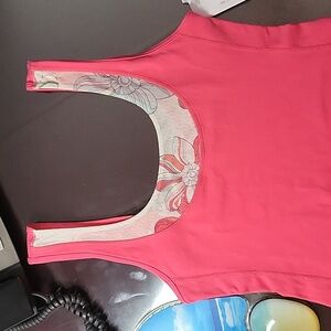 Lululemon mesh floral beautiful tank size 4. Perfect condition🩷